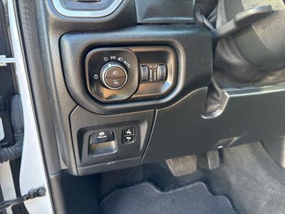 2020 RAM 1500 Laramie 4x4 Crew Cab 5'7" Box